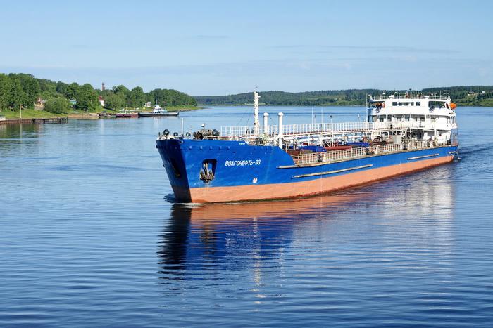 Стало известно состояние моряков с попавшего в шторм танкера