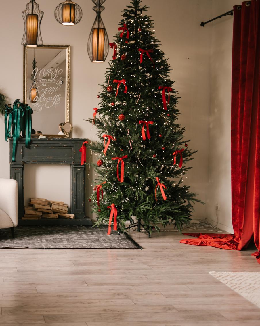 Как использовать банты в новогоднем декоре: идеи для ёлки, стола и даже дверей