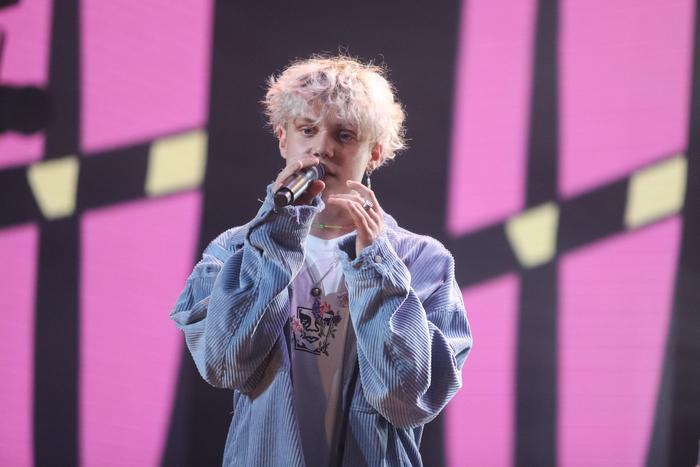 Певец и блогер Ваня Дмитриенко поймал "мультяшку" на ВДНХ в игре "Зима в Москве"