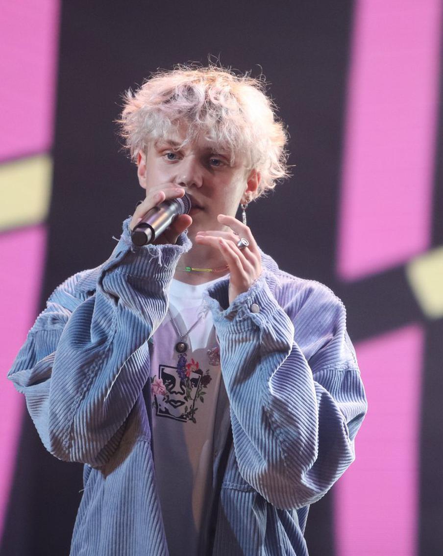 Певец и блогер Ваня Дмитриенко поймал "мультяшку" на ВДНХ в игре "Зима в Москве"