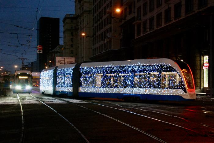 Транспорт столицы покрылся хвоей, снежинками и гирляндами