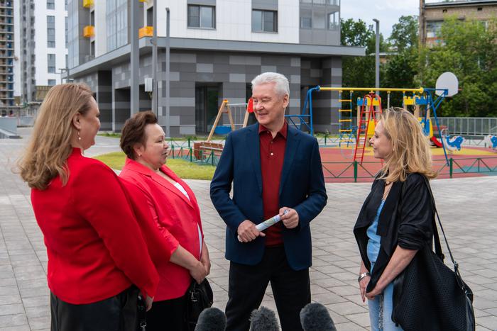 Сергей Собянин: Магазины, аптеки и кофейни открыты на первых этажах домов по реновации