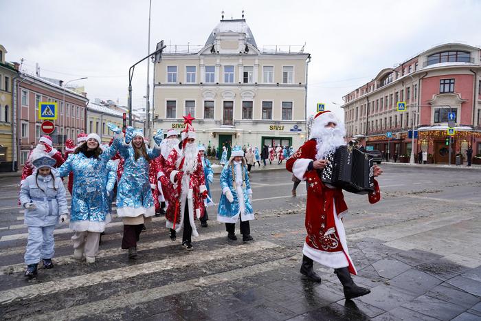 Парад Дедов Морозов и Снегурочек прошёл в центре столицы в рамках проекта "Зима в Москве"
