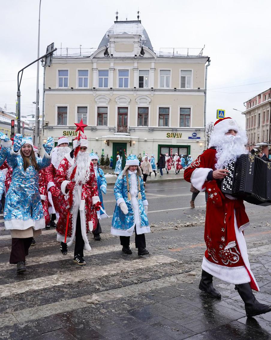 Парад Дедов Морозов и Снегурочек прошёл в центре столицы в рамках проекта "Зима в Москве"