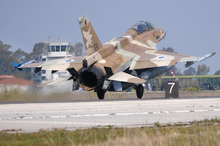 ВВС Израиля нанесли удары по военным объектам хуситов в Йемене