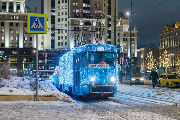 Уникальный трамвай со световой инсталляцией ездит по центру столицы в честь праздников