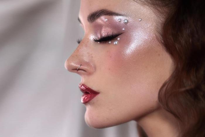 Новогодний макияж – 2025: яркие губы или загадочные зелёные глаза