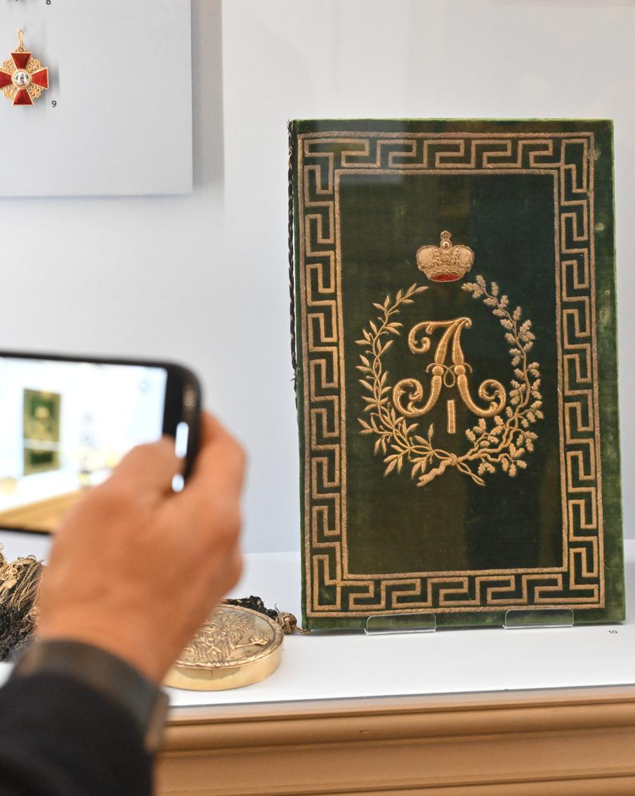 Кремлёвская кладка и шпаги для студентов: в Оружейной палате начали праздновать 270-летие Московского университета