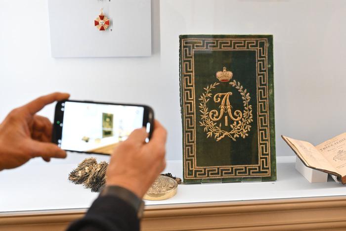 Кремлёвская кладка и шпаги для студентов: в Оружейной палате начали праздновать 270-летие Московского университета