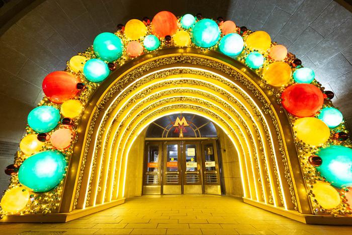 Арки с конфетами и подарки: эскалаторную галерею и станцию "Красные ворота" украсили к Новому году