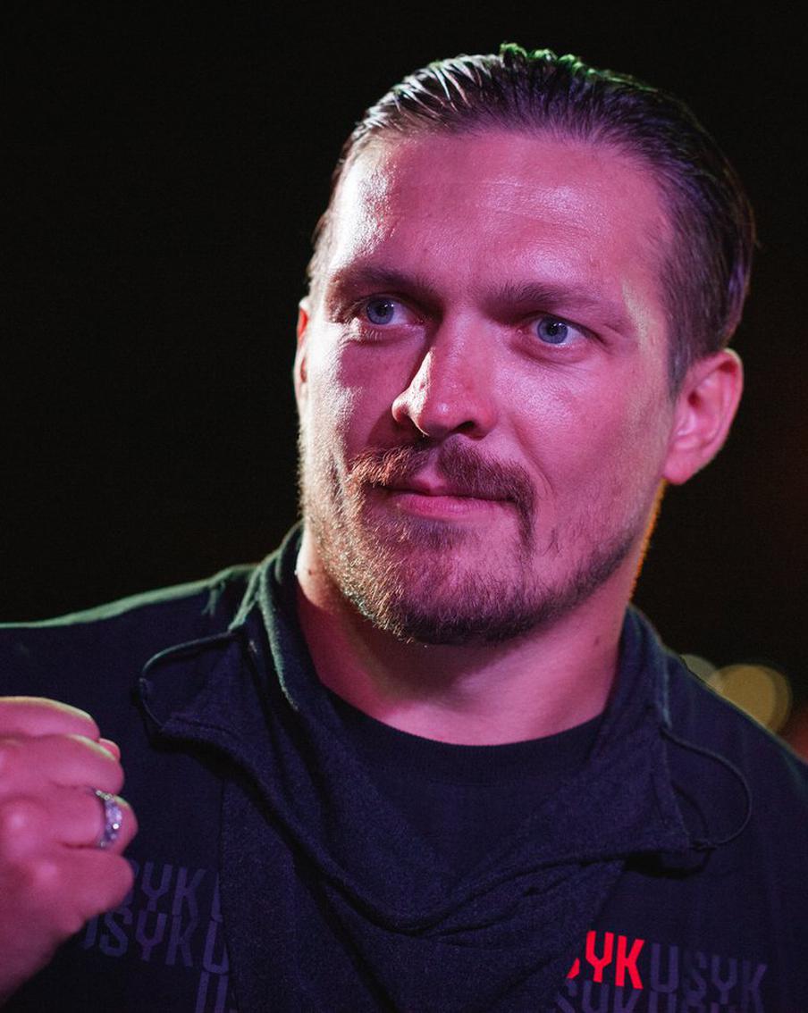 Боксёр Александр Усик в ходе матча-реванша сохранил титул чемпиона мира в тяжёлом весе