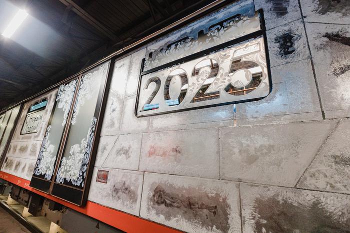 На Кольцевой линии теперь можно прокатиться на новогоднем "Ледяном" поезде