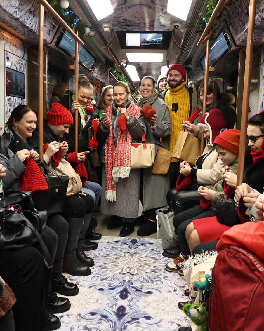 Связать по шапке можно даже в московском метро