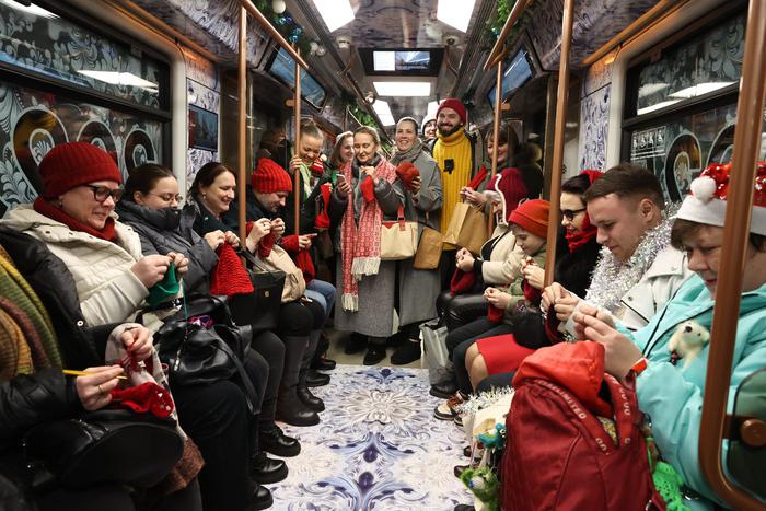 Связать по шапке можно даже в московском метро