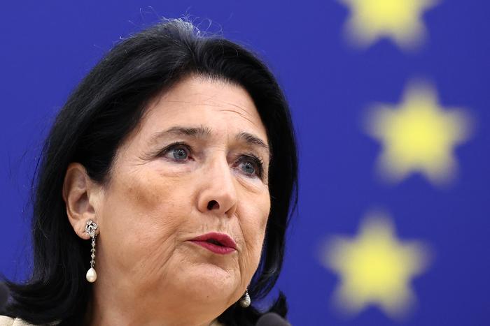 Зурабишвили дала "Грузинской мечте" неделю на назначение новых выборов