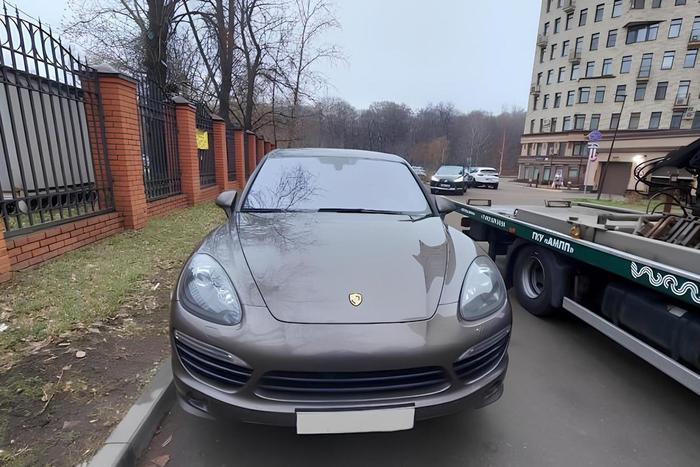 11 тысяч BMW, 10 тысяч "Мерседесов" и не только: сколько авто премиум-класса уехало на спецстоянки Москвы в этом году