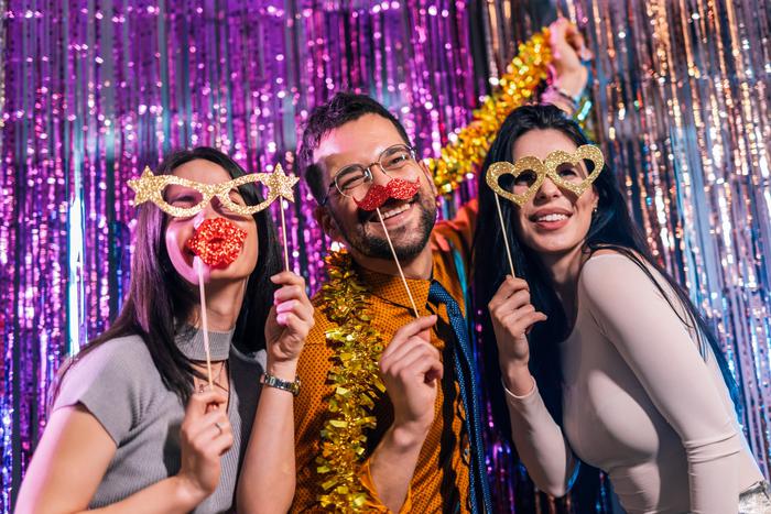 Эксперты рассказали, как не поправиться и не подраться в новогоднюю ночь