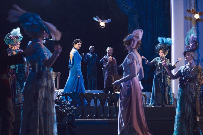 В Театре имени Пушкина премьера — спектакль "Плохие хорошие". В основе постановки – комедия нравов Оскара Уайльда "Веер леди Уиндермир"