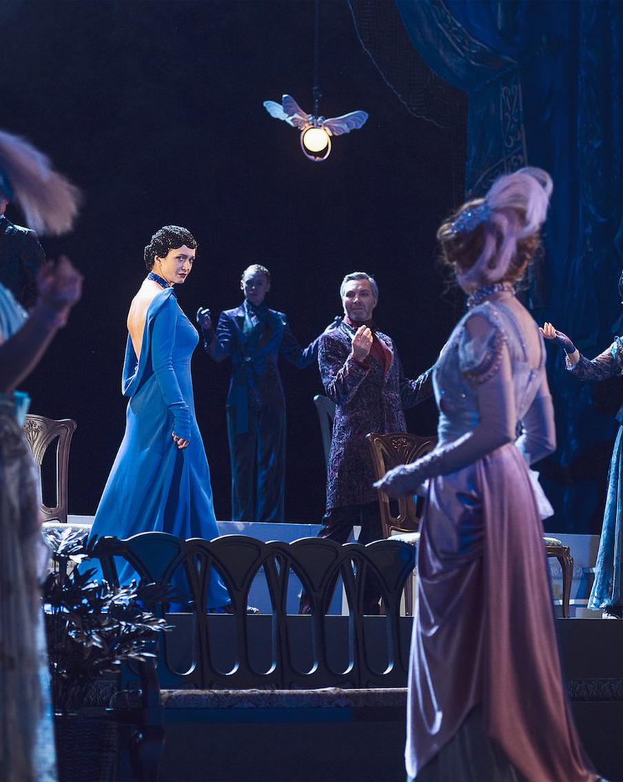 В Театре имени Пушкина премьера — спектакль "Плохие хорошие". В основе постановки – комедия нравов Оскара Уайльда "Веер леди Уиндермир"