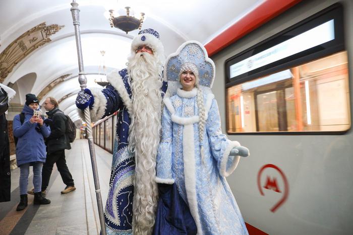 Дед Мороз и Снегурочка подарили 700 подарков пассажирам московского метро