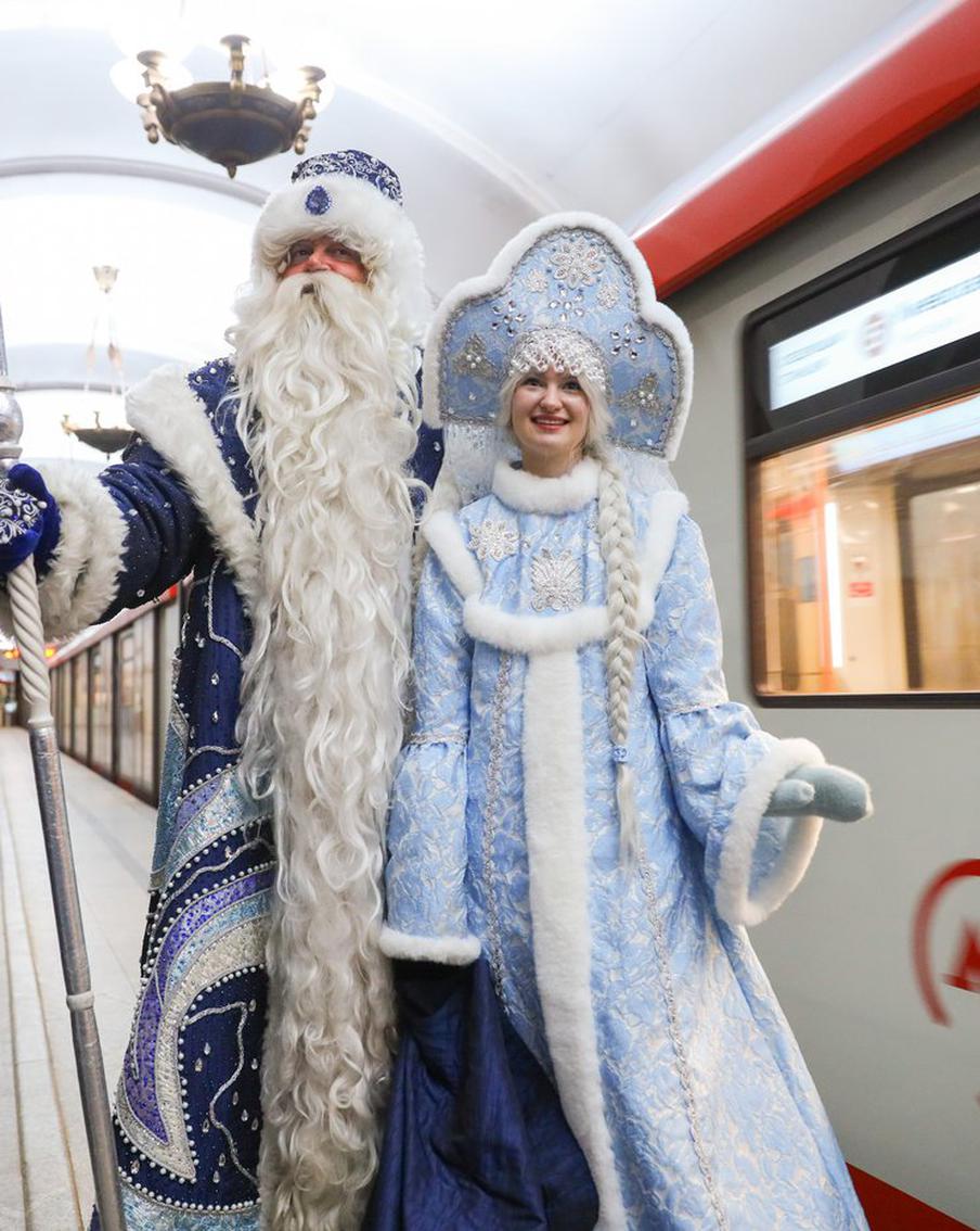 Дед Мороз и Снегурочка подарили 700 подарков пассажирам московского метро