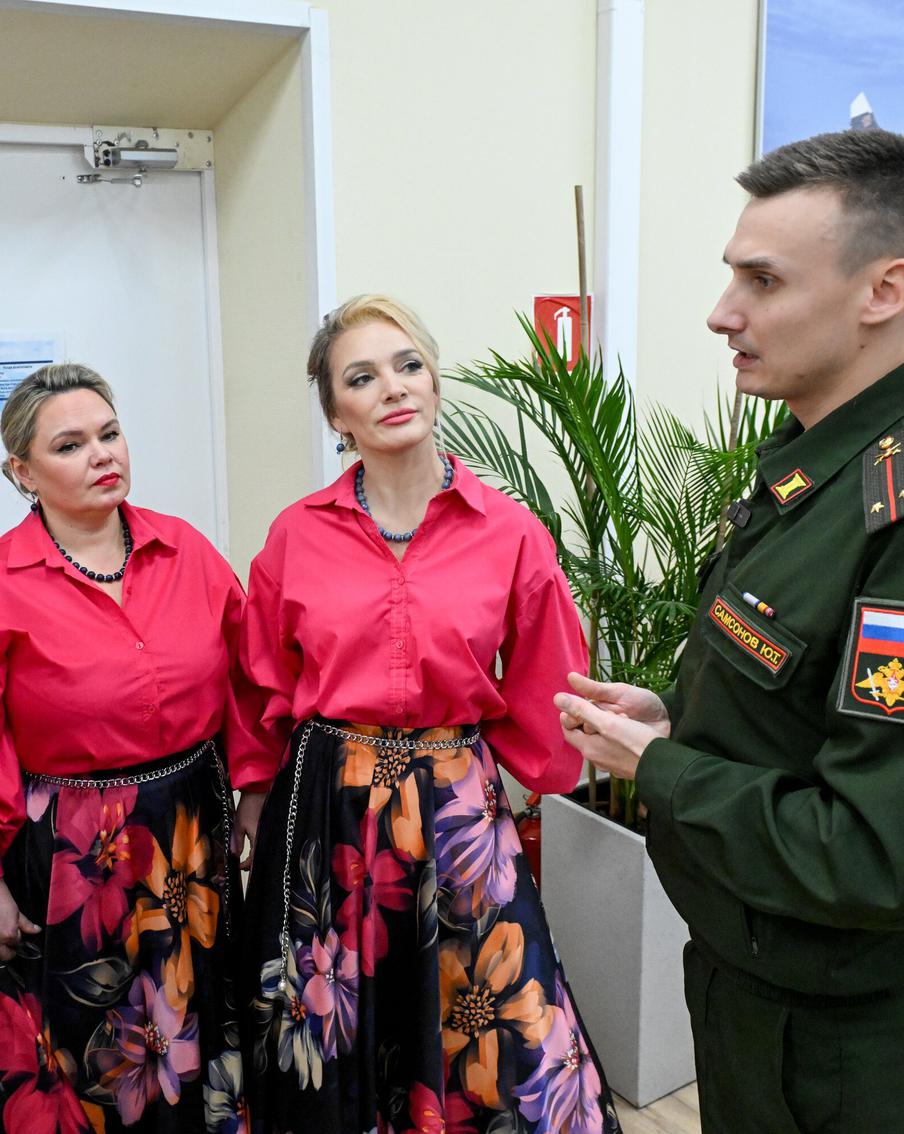 Участницы группы "Девчата" встретились с контрактниками в Едином пункте отбора на военную службу