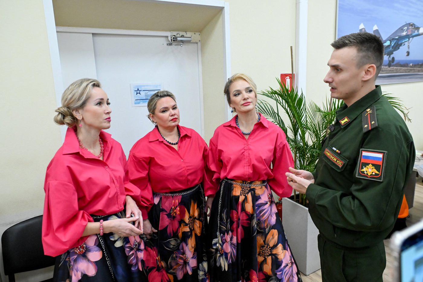 Участницы группы "Девчата" посетили Единый пункт отбора на военную службу по контракту
