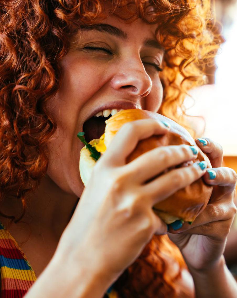 Учёные выяснили, сколько минут жизни человека забирает гамбургер и хот-дог