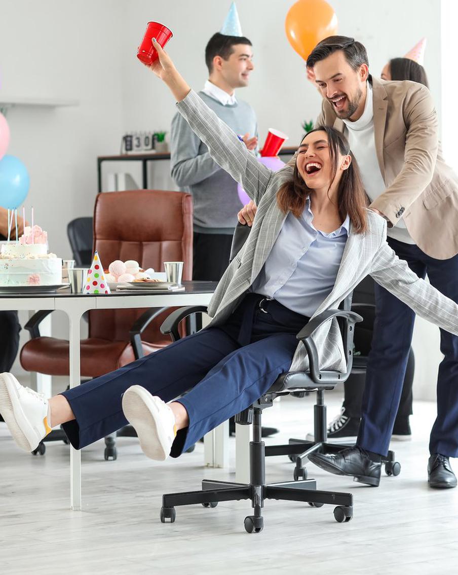 Пьяные выходки, разврат и приставания: что происходит на московских новогодних корпоративах