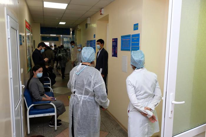 Казинформ: несколько человек эвакуировали с места крушения самолёта под Актау