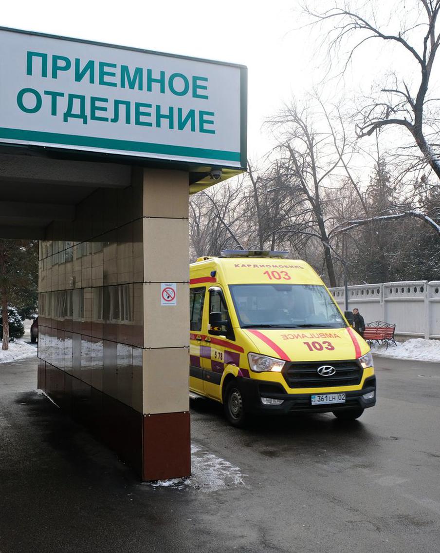 Во время крушения самолёта в Казахстане выжили по меньшей мере 14 человек