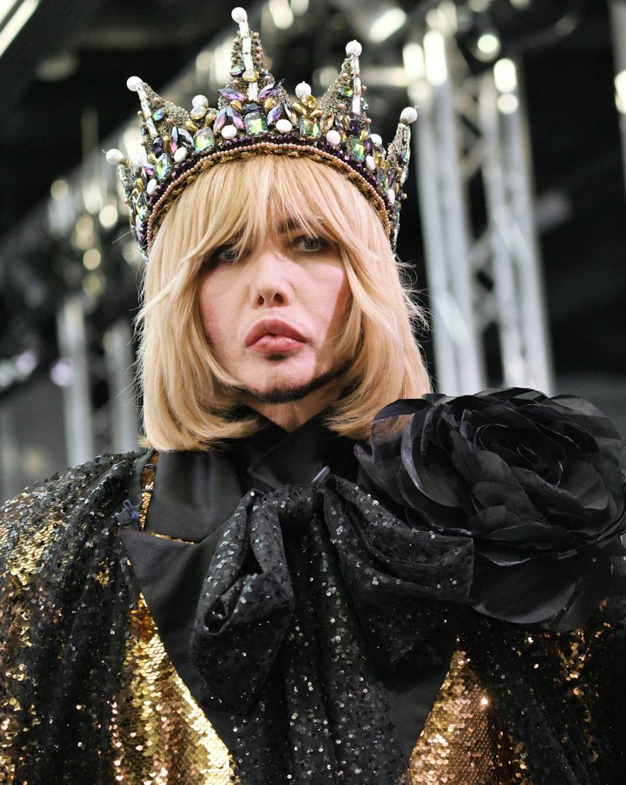 Звёзды на Новый год: Волочкова украсила ёлку пуантами, Зверев раскритиковал стринги