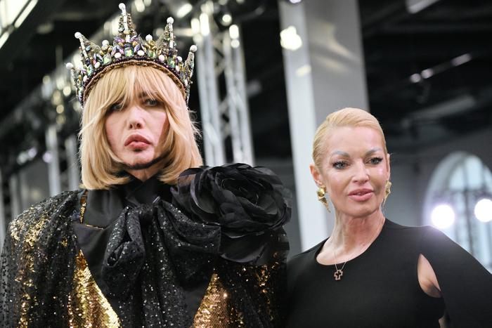 Звёзды на Новый год: Волочкова украсила ёлку пуантами, Зверев раскритиковал стринги