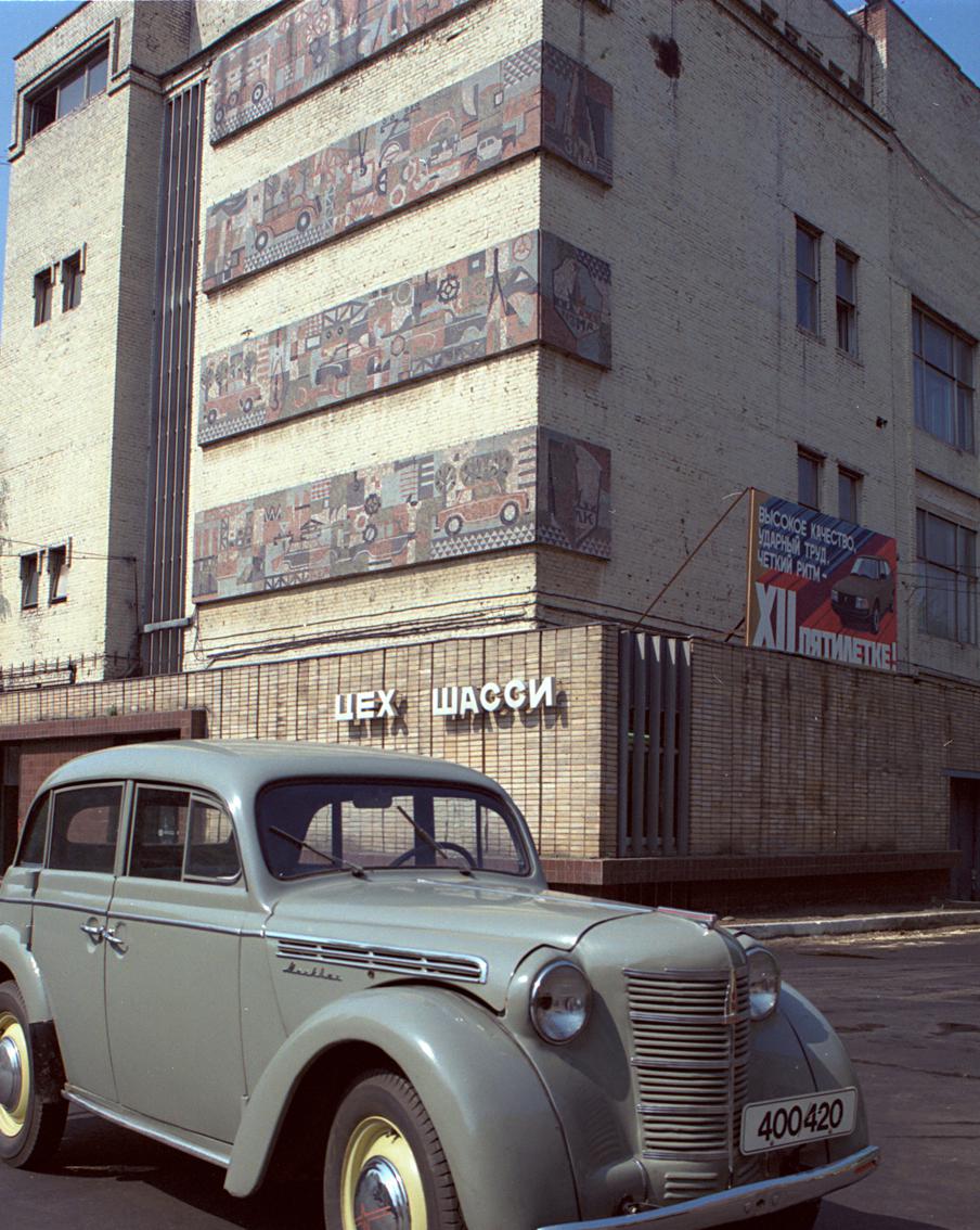 Музей Транспорта Москвы отреставрирует мозаику со здания бывшего завода "Москвич"