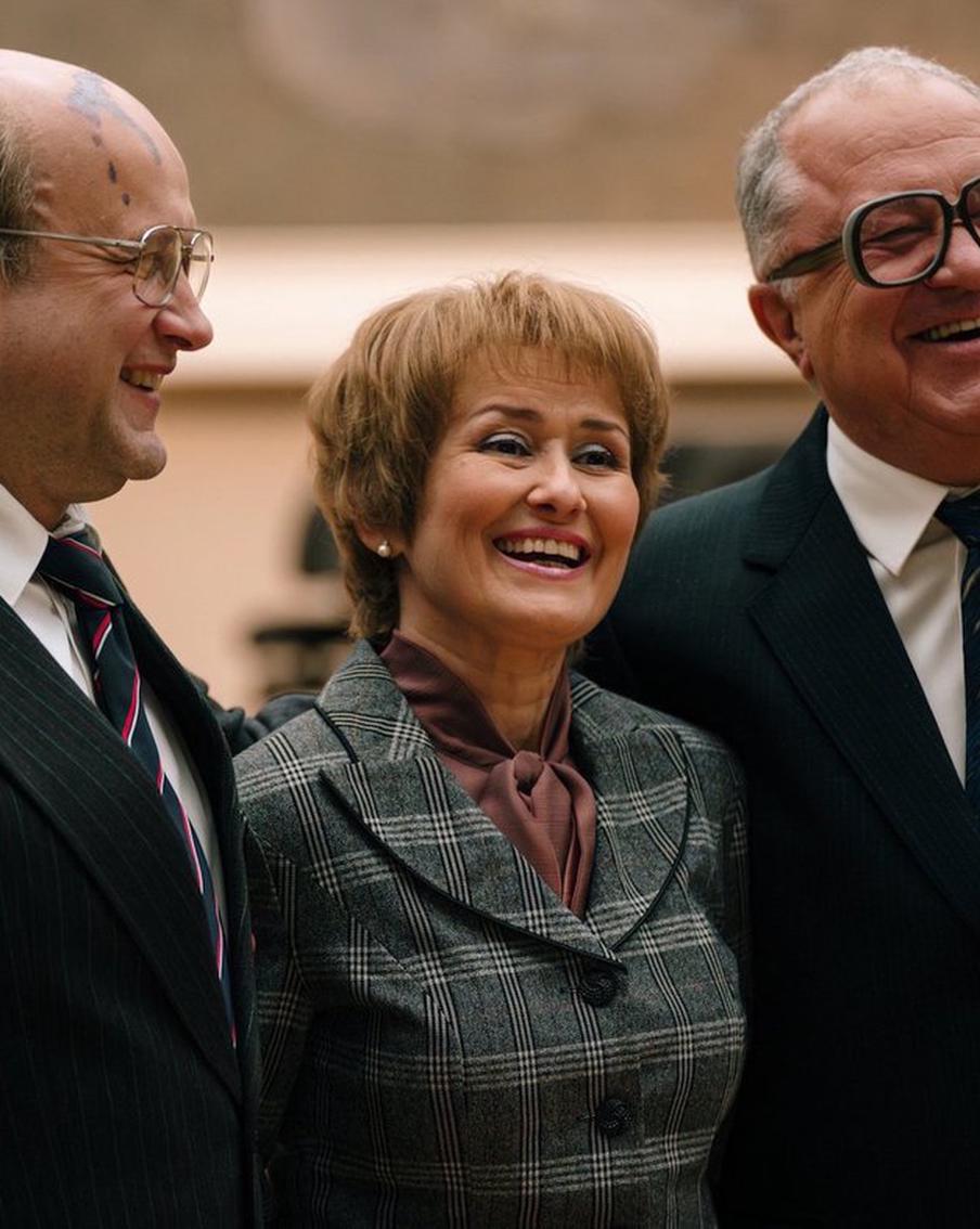 Лучшие сериалы 2024 года, которые стоит посмотреть в новогодние каникулы