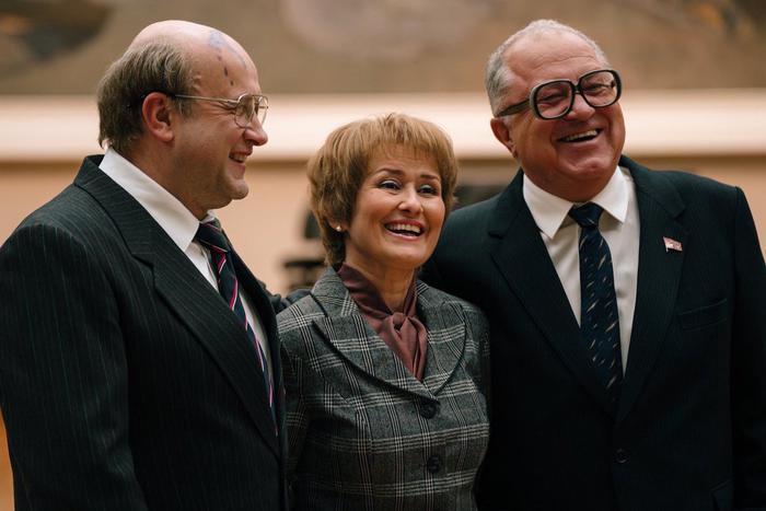 Лучшие сериалы 2024 года, которые стоит посмотреть в новогодние каникулы