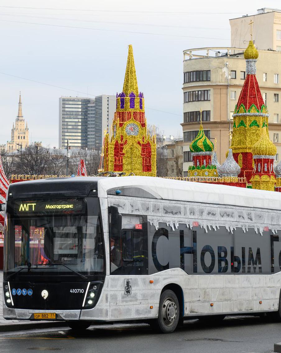 "Ледяной" и "Снеговик" вышли на городские маршруты: как электробусы в Москве нарядили к Новому году