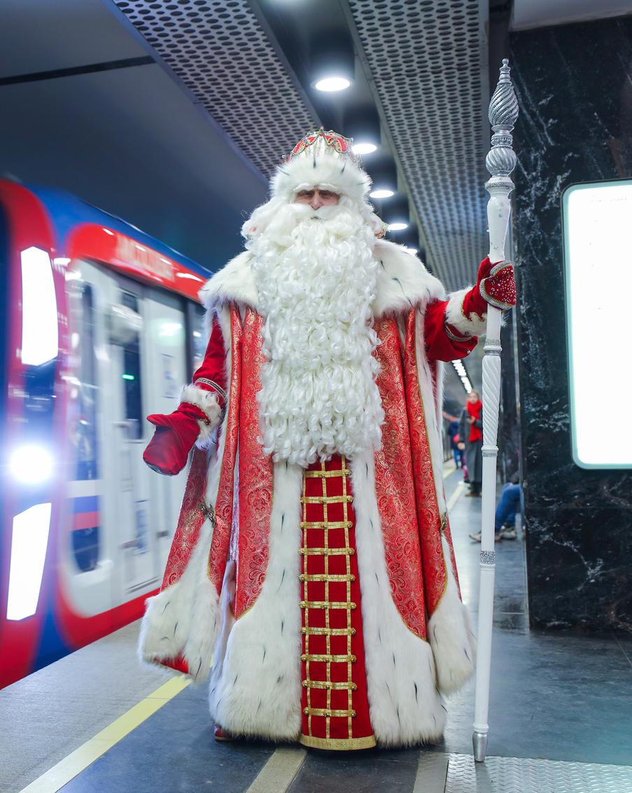 Дед Мороз из Великого Устюга поздравил пассажиров метро с Новым годом