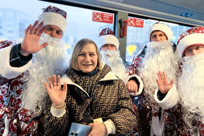 Контролёры поделились новогодним настроением с пассажирами