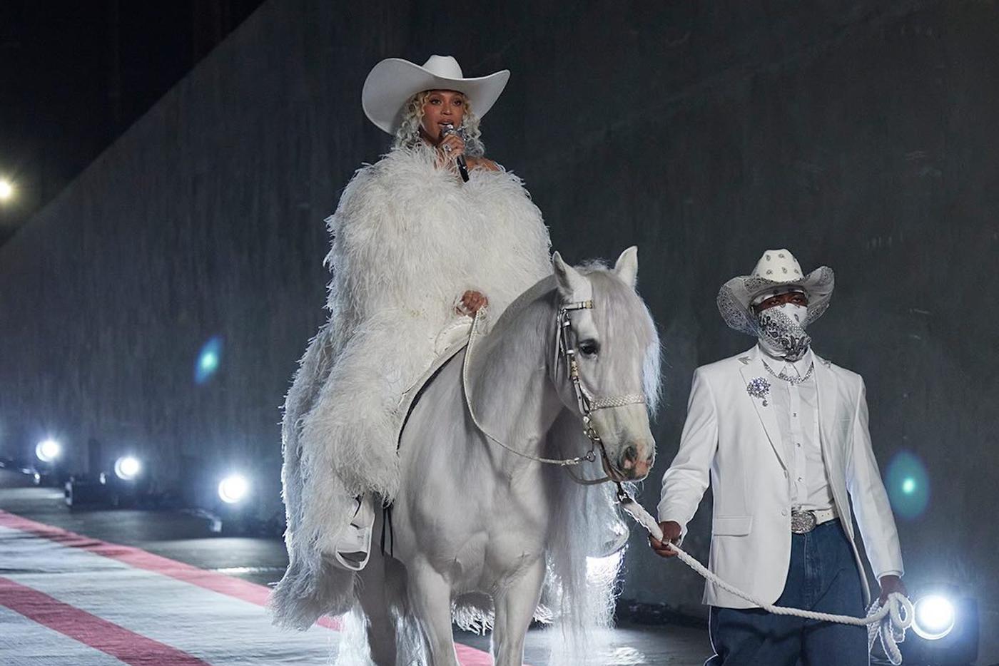 Бейонсе посвятила выступление на НФЛ афроамериканским ковбоям: что происходило в мире моды и красоты на этой неделе