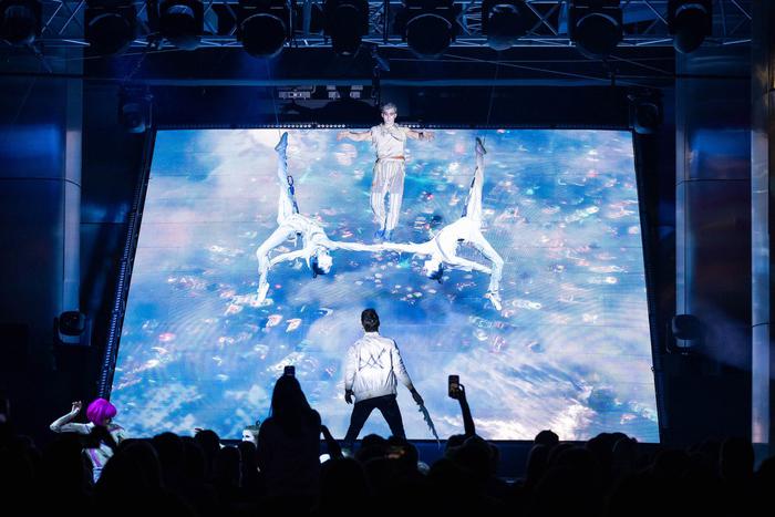 Воздушные гимнасты и солисты Цирка дю Солей: в метро состоялось масштабное театрально-цирковое представление