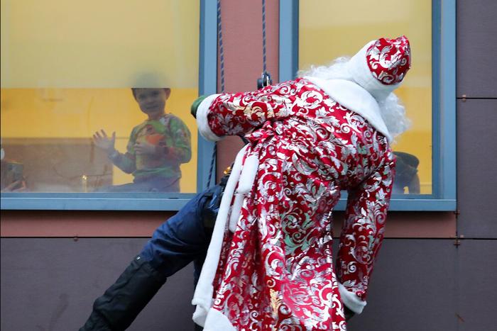 "Дед Мороз дал мне пять, я загадал желание!": как поздравляли маленьких пациентов Морозовской больницы