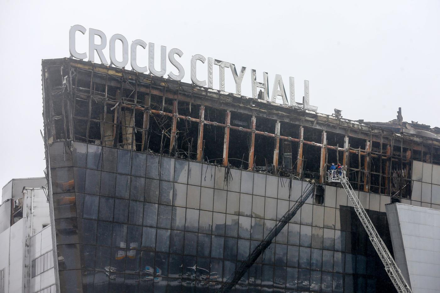 Последствия пожара в здании концертного зала Crocus City Hall, где неизвестные открыли стрельбу перед началом концерта группы "Пикник".