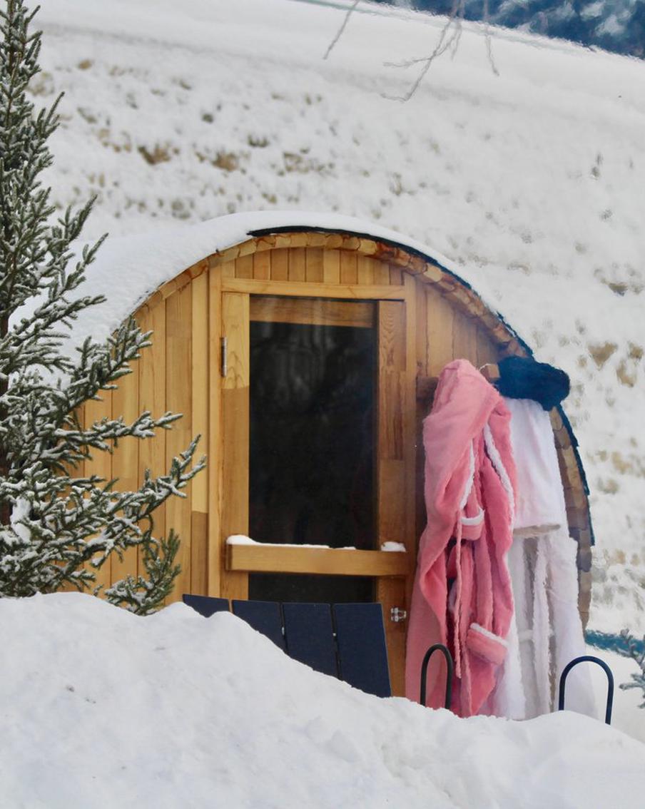 Врач рассказал, чем опасен прыжок в сугроб после бани