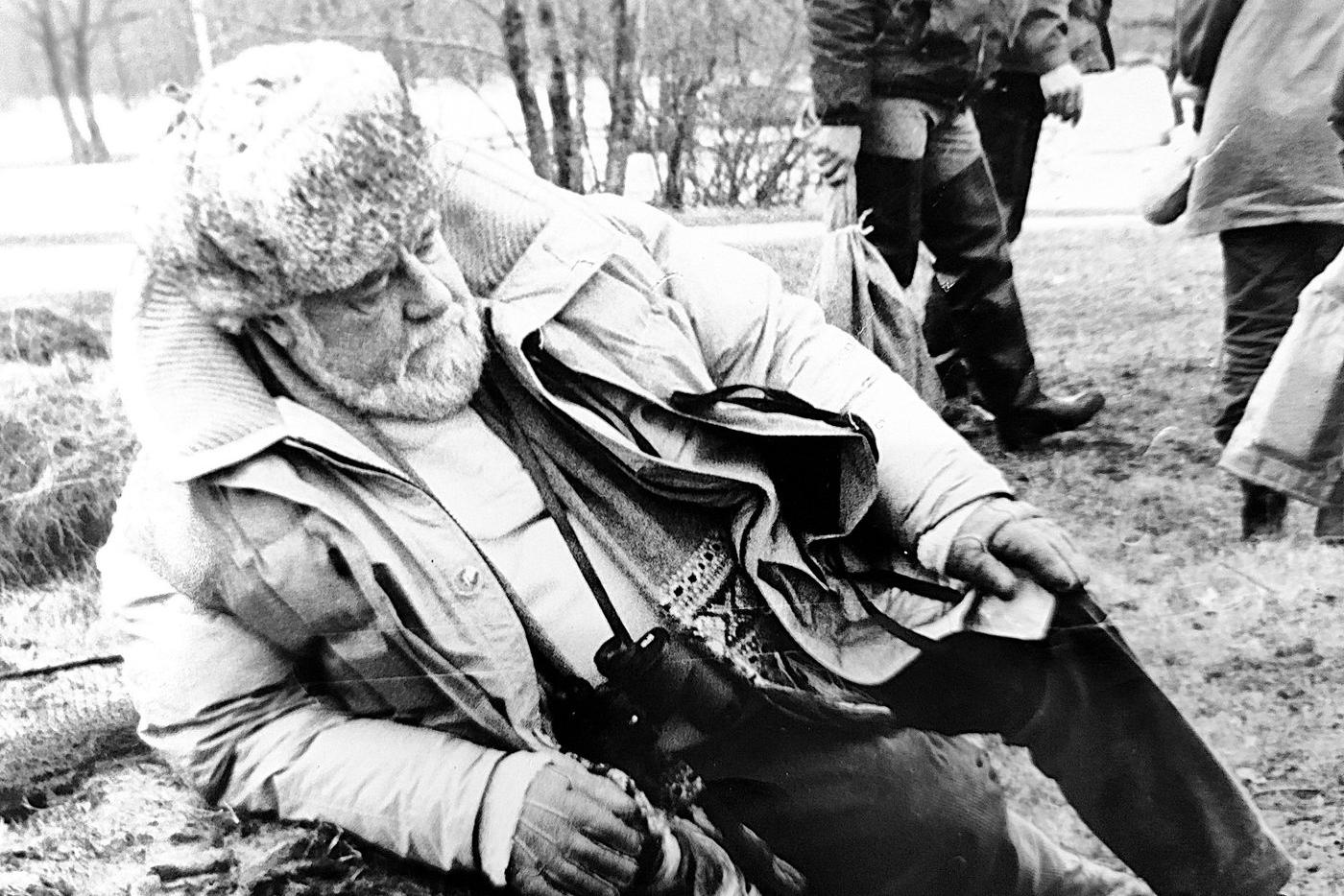 Даррелл очень уставал на съёмках и всегда был не прочь прилечь. В Окском заповеднике. Фото: Юрий Дьяконов.