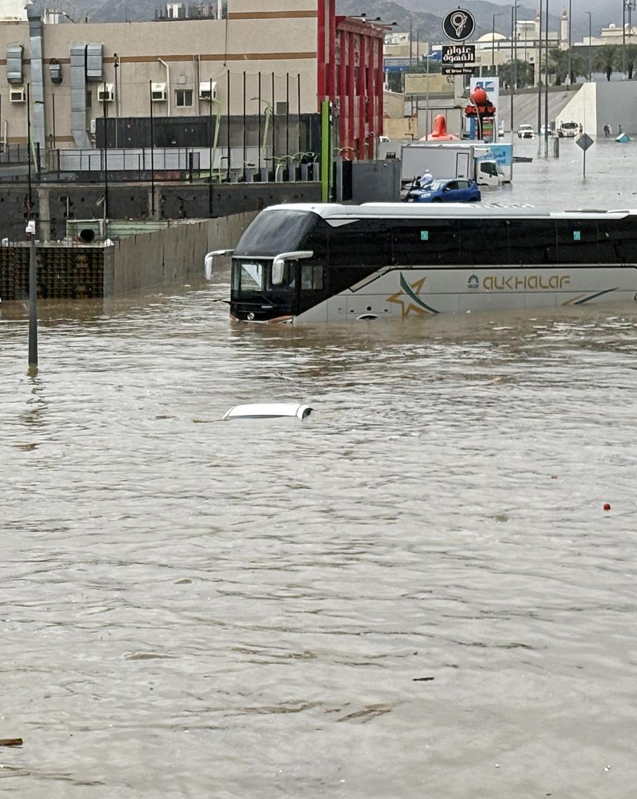 В Саудовской Аравии появилась угроза затопления двух мусульманских святынь