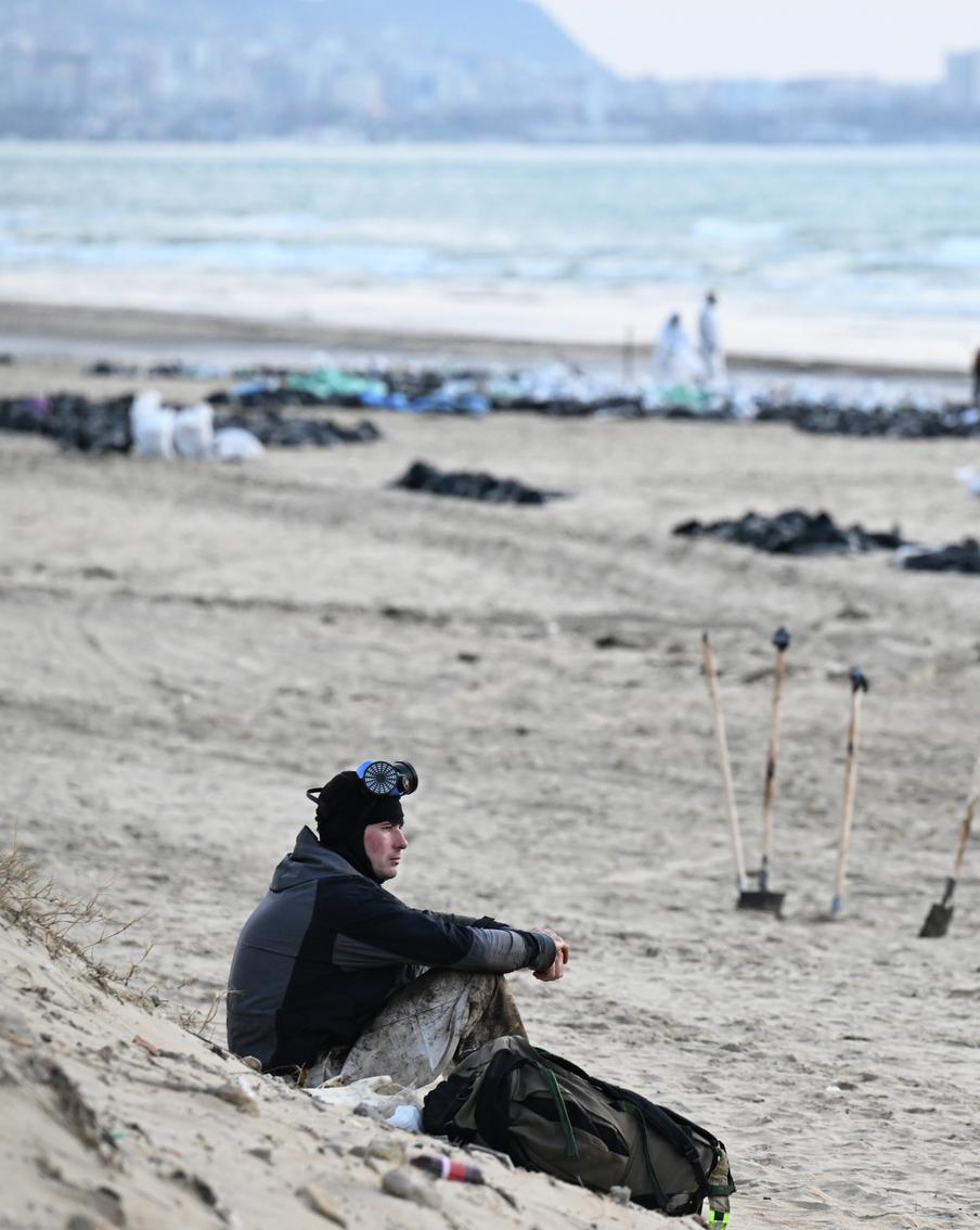 В Крыму прогнозируют скорое ухудшении ситуации в связи с загрязнением побережья полуострова мазутом