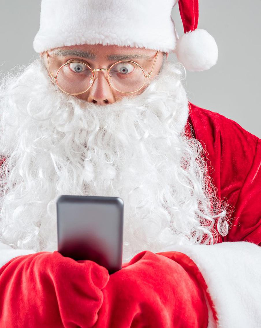 Дети мечтают об айфонах, а взрослые – о красивых зубах. Что россияне просили у Деда Мороза на новый год