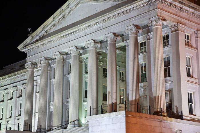 Американские власти ввели санкции против российских компаний-нефтедобытчиков "Газпром нефть" и "Сургутнефтегаз"