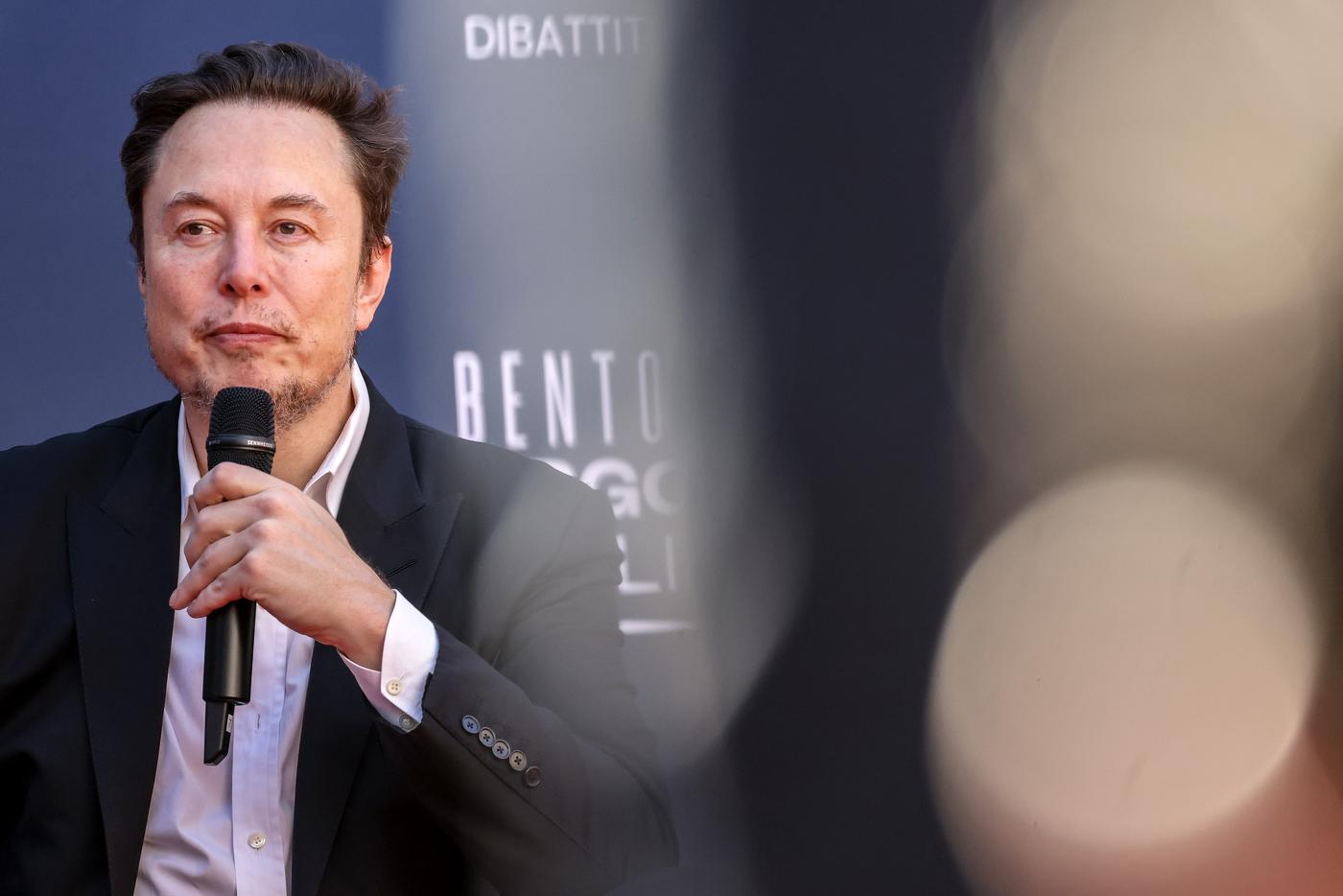 Американский бизнесмен Илон Маск заявил о внедрении чипа Neuralink третьему пациенту